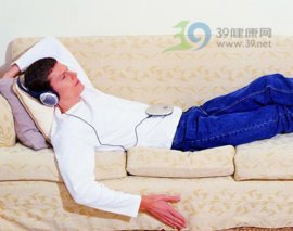惊！久坐沙发影响生殖功能