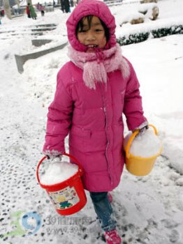 八岁儿童眉骨被雪块击破