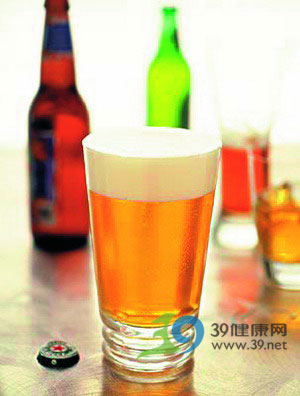 夏季喝冰镇啤酒要注意!