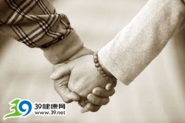 牵着母亲的手过马路