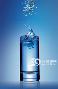 杯子与水