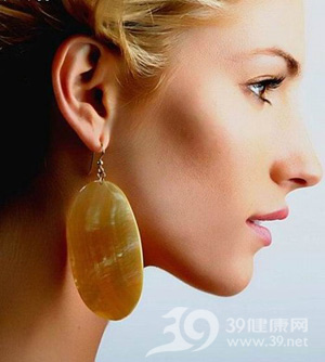 给俏鼻“洗洗澡” 
