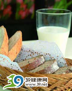 增肥早餐:牛奶蜂蜜加面包