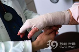 自救创举：胸外按压