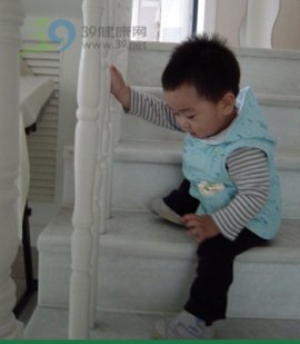 下楼梯不稳当 弱视作怪