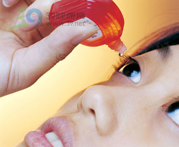 戴隐形眼镜莫点眼药水