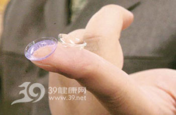 长途飞行最好摘隐形眼镜